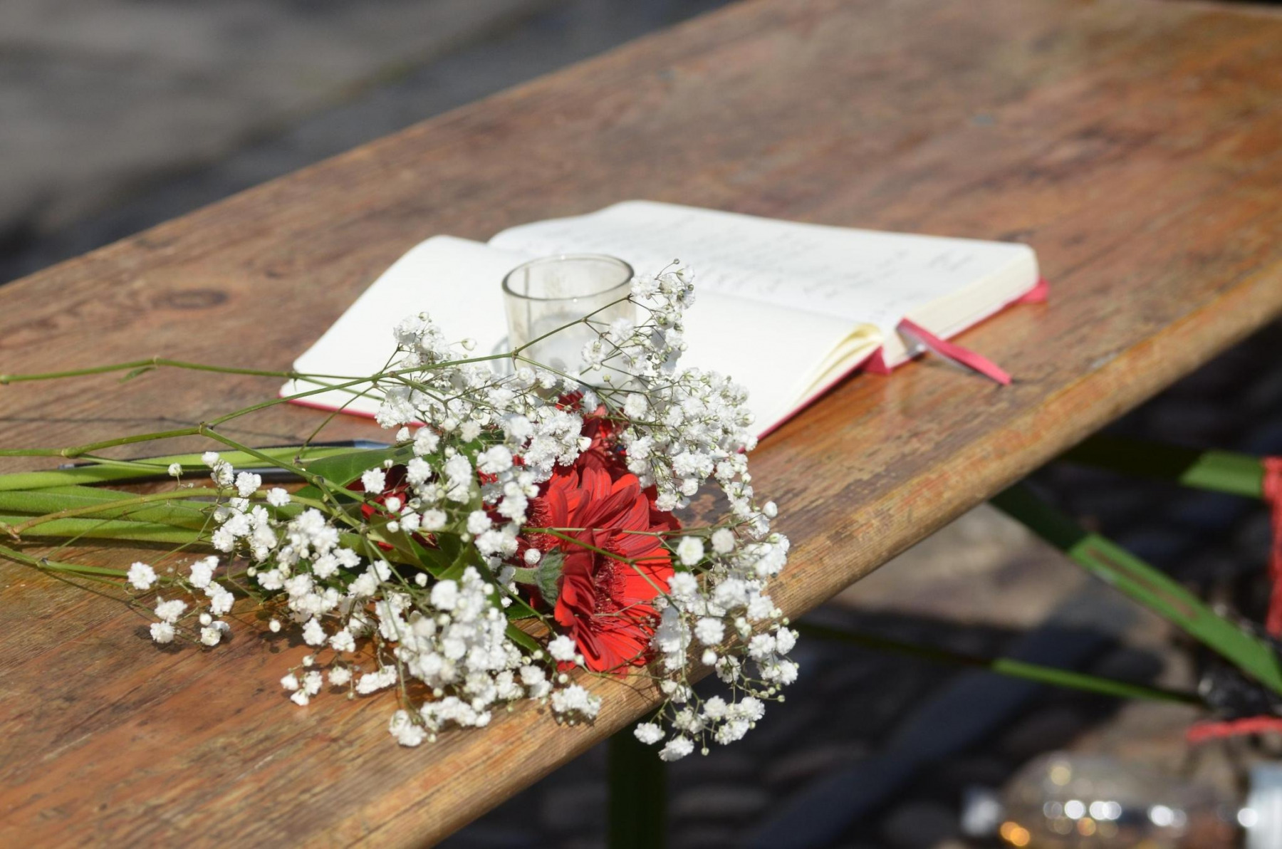 Blumen und Kondolenz-Buch