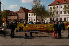 Demo-Teilnehmer*innen und Banner zu Fukushima und Tschernobyl