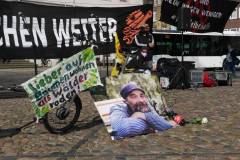 Banner "Wor machen Weiter", foto von Karsten, sein Fahrrad, Cola Flasche, Banner "lieber in den Bäumen wohen als Wälder roden"