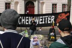 Blick auf die 2Bühne" mit Banner "wir machen weiter2