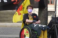 Dmonstrantin im Rollstuhl mit Antiatom Fahne und Eichhörnchen Plüschtier