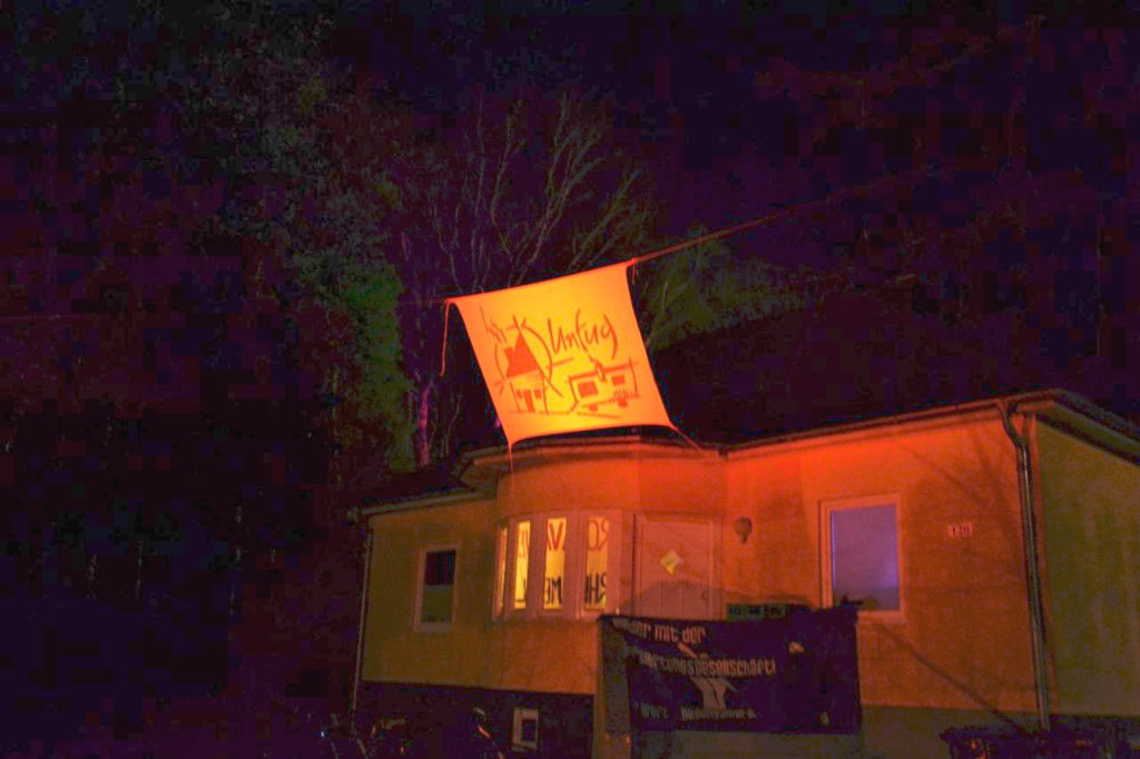 Haus mit Banner