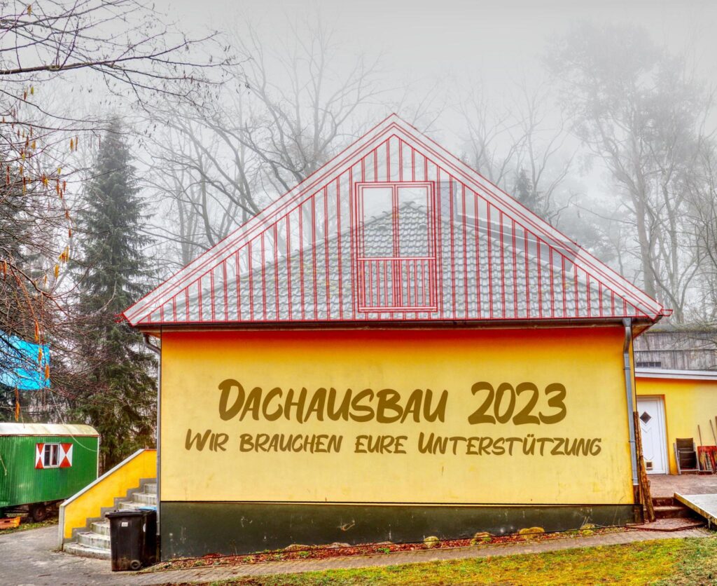 Sharpic, Bild vom Haus aber drauf in rot gemalt ist die Erweiterung des Dachgeschosses und an der glben Fassade steht: Dachausbau 2023 wir brauchen eure Unterstützung